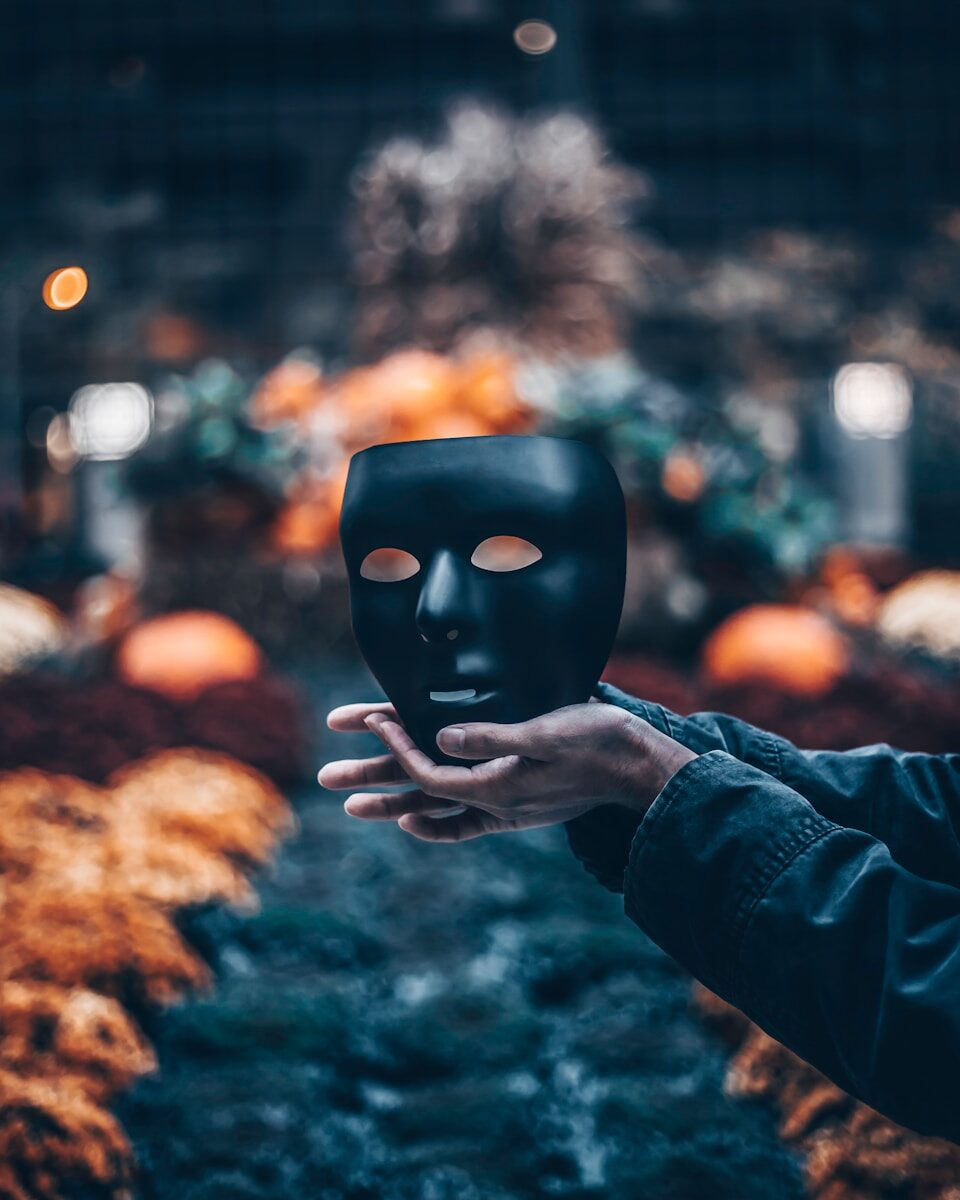 halloween jeux de role person holding black mask