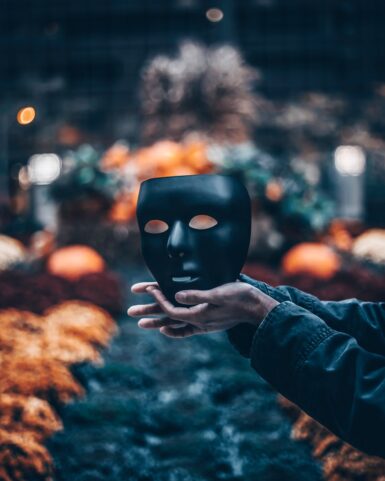 halloween jeux de role person holding black mask