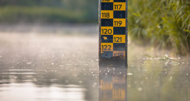 prévention des inondations mesure du niveau d'eau avec un metre