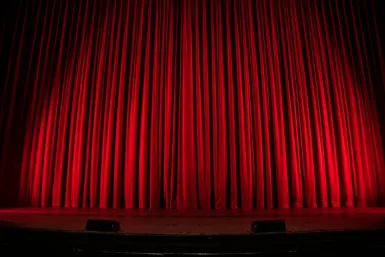 saison culturelle red theater curtain