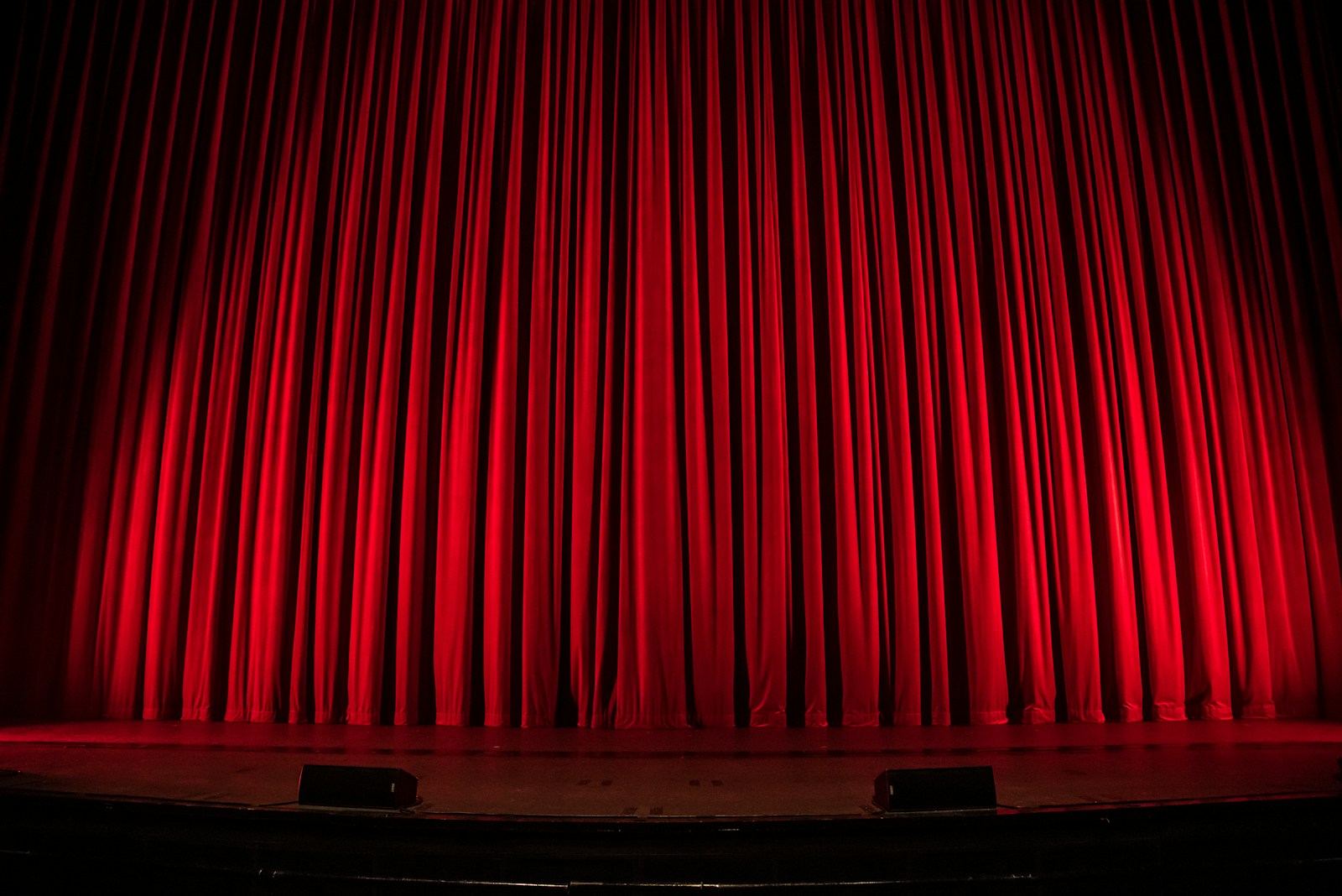 saison culturelle red theater curtain