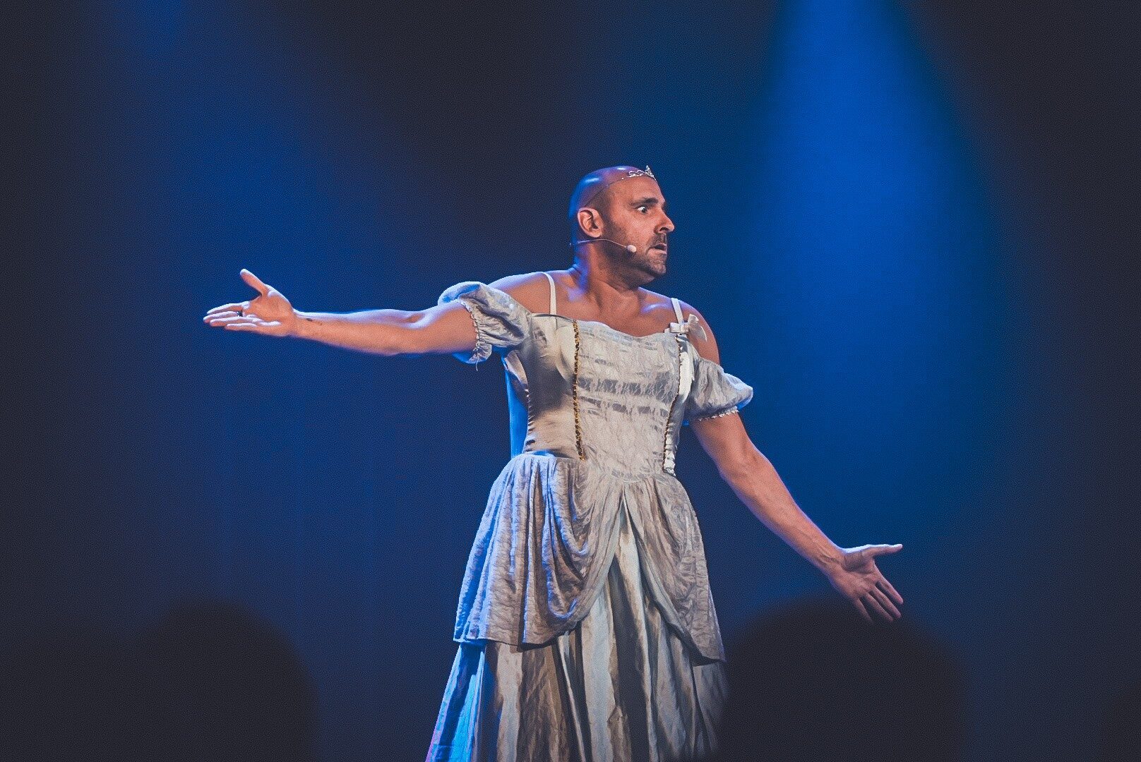 Je suis une princesse acteur portant une robe de princesse sur scène