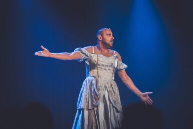 Je suis une princesse acteur portant une robe de princesse sur scène