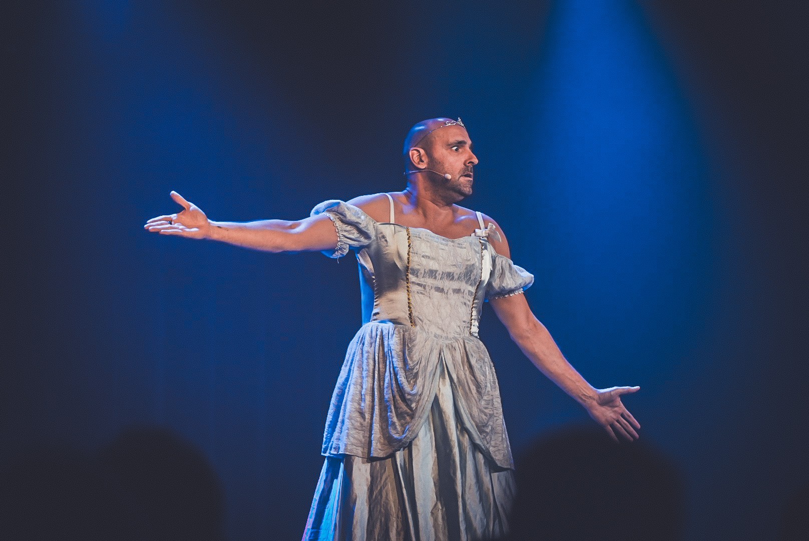 Je suis une princesse acteur portant une robe de princesse sur scène