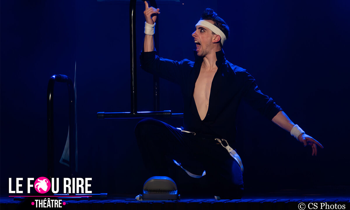 Tout va bien comédien assis bouche ouverte de profil