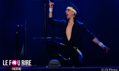 Tout va bien comédien assis bouche ouverte de profil