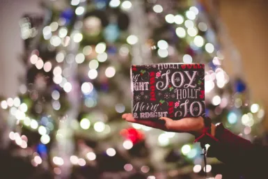 marché de noël selective focus photography of gift box on person's palm