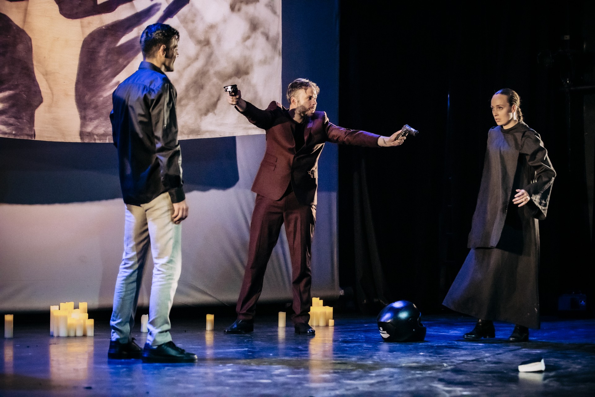 dom juan 3 personnes debout sur scène