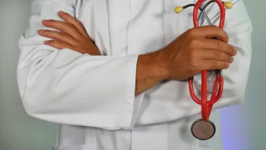 médecin traitant doctor holding red stethoscope