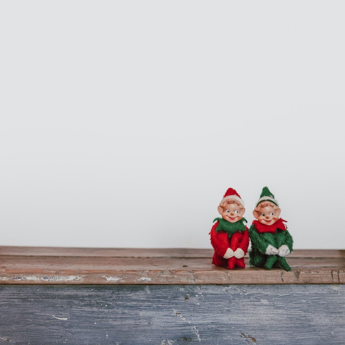 Les petites grandes histoires de noël two elf on the shelf figurines