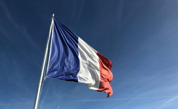 cérémonie french flag under blue sky