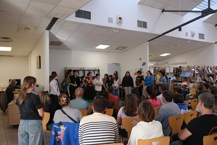 un public assis devant la troupe des collégiens