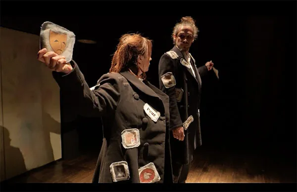 Toi-même , deux personnes dans l'obscurité qui se regardent