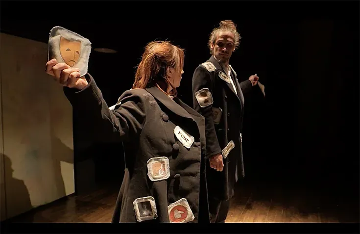 Toi-même , deux personnes dans l'obscurité qui se regardent