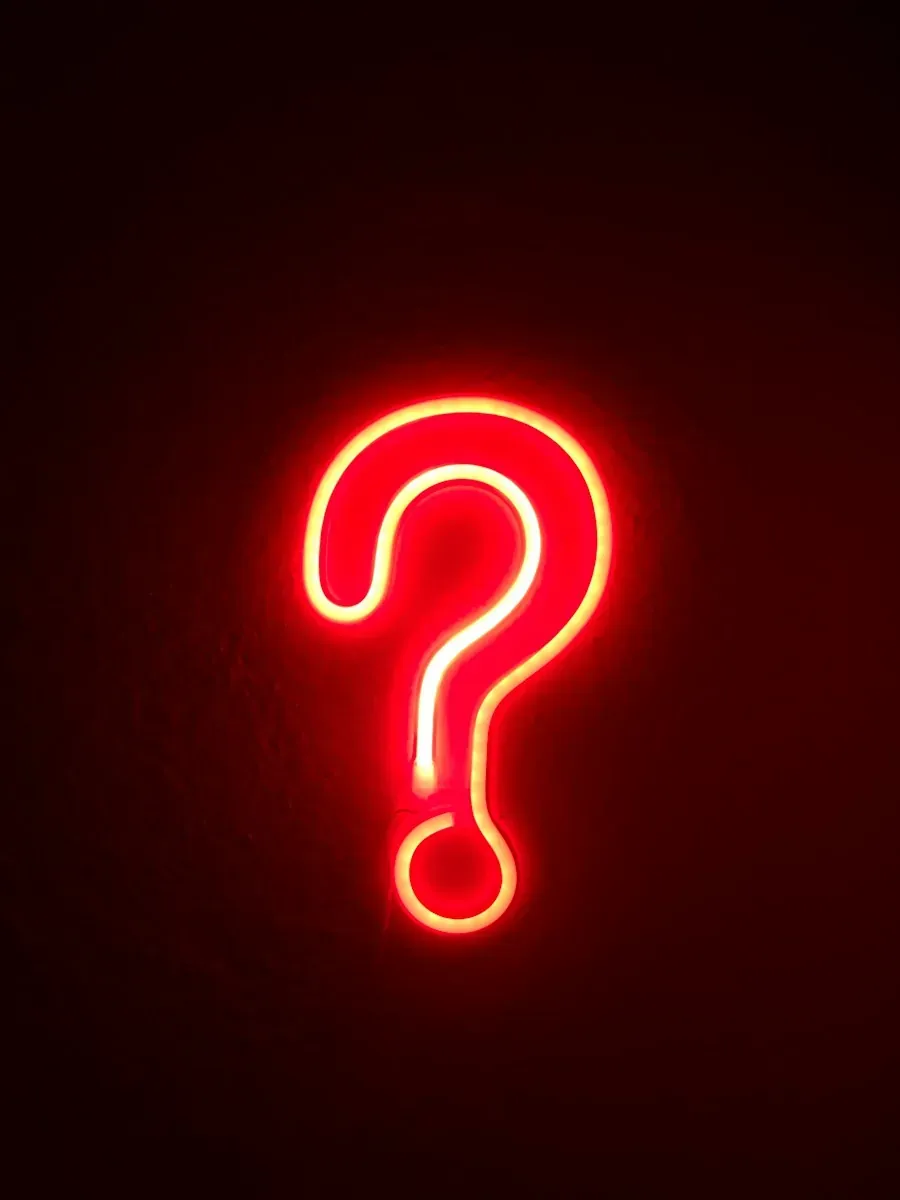 apéro quiz red neon question mark on wall